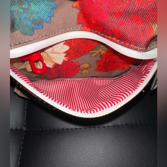 Floral brown herschel fanny pack - Picture 7 of 8